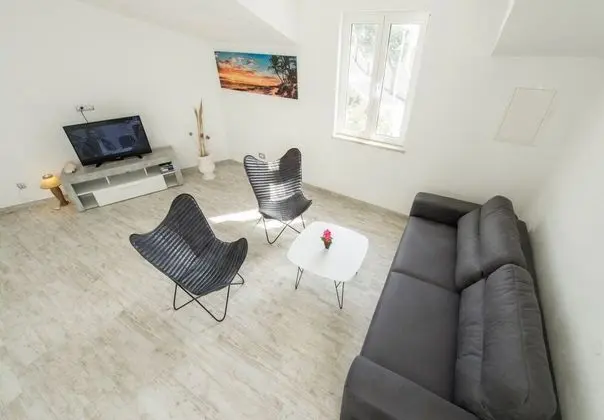 Ev (Jaka 2 - with pool - H(6+2))