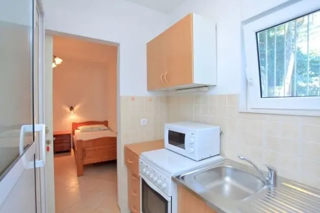 Apart Daire (Jakica - family apartment with garden)