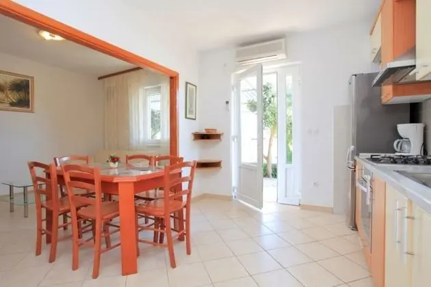 Apart Daire (Jakica - family apartment with garden)