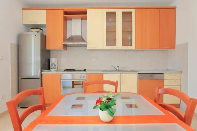 Apart Daire (Jakica - family apartment with garden)
