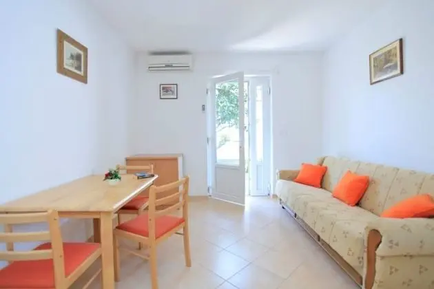 Apart Daire (Jakica - family apartment with garden)