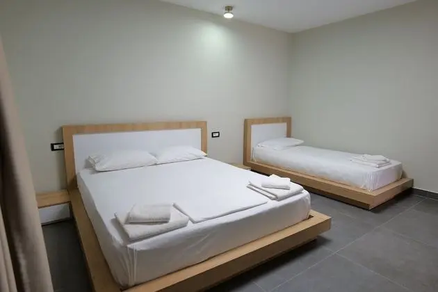 Üç Kişilik Oda, Zemin Kat