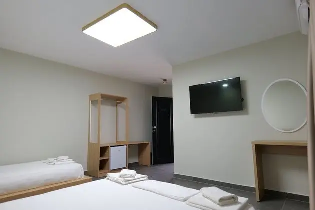 Üç Kişilik Oda, Zemin Kat