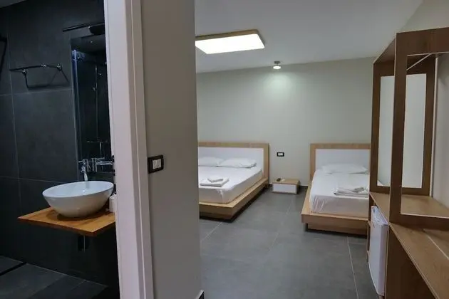 Üç Kişilik Oda, Zemin Kat