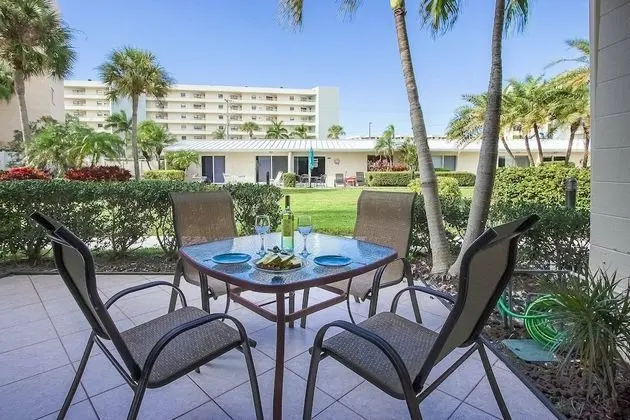 Daire (Jamaica Royale - 2 Townhome Steps To )