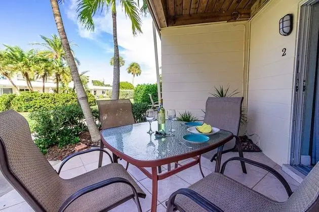 Daire (Jamaica Royale - 2 Townhome Steps To )