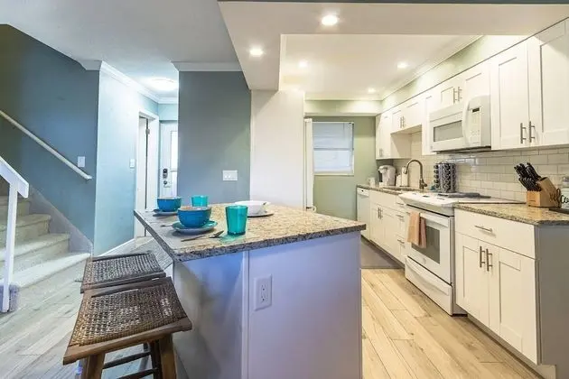 Daire (Jamaica Royale - 2 Townhome Steps To )