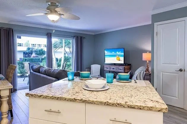 Daire (Jamaica Royale - 2 Townhome Steps To )