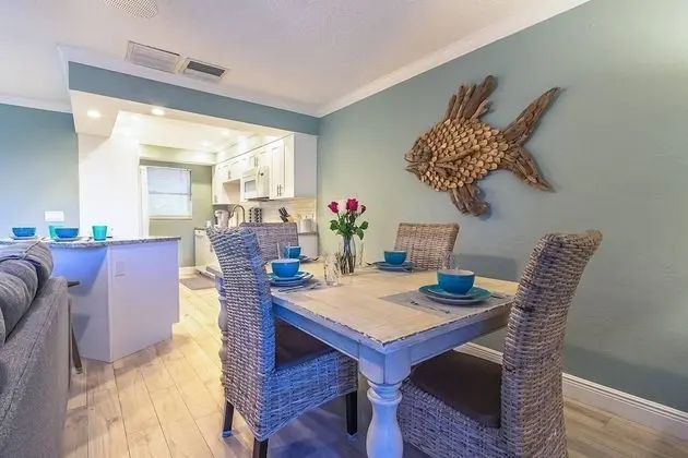 Daire (Jamaica Royale - 2 Townhome Steps To )