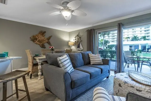 Daire (Jamaica Royale - 2 Townhome Steps To )