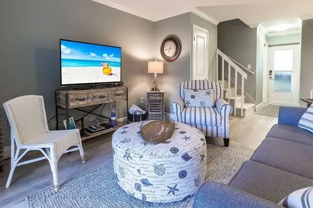 Daire (Jamaica Royale - 2 Townhome Steps To )