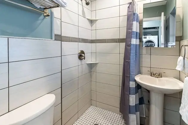 Daire (Jamaica Royale - 2 Townhome Steps To )