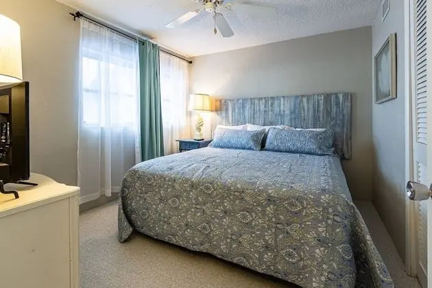 Daire (Jamaica Royale - 2 Townhome Steps To )