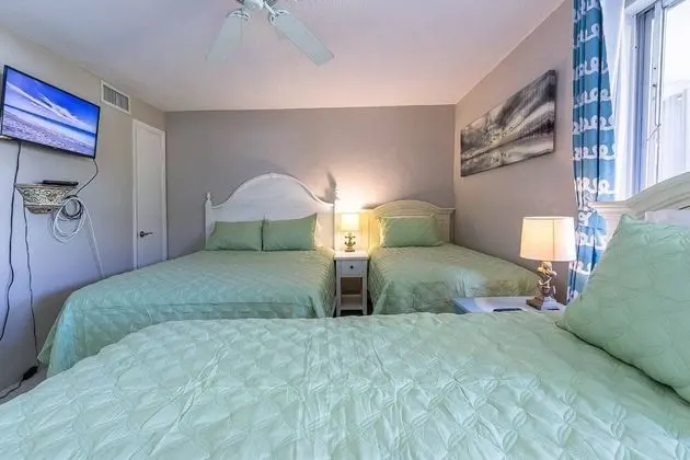 Daire (Jamaica Royale - 2 Townhome Steps To )