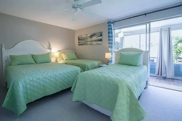 Daire (Jamaica Royale - 2 Townhome Steps To )