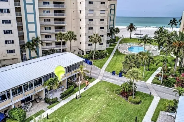 Daire (Jamaica Royale - 2 Townhome Steps To )