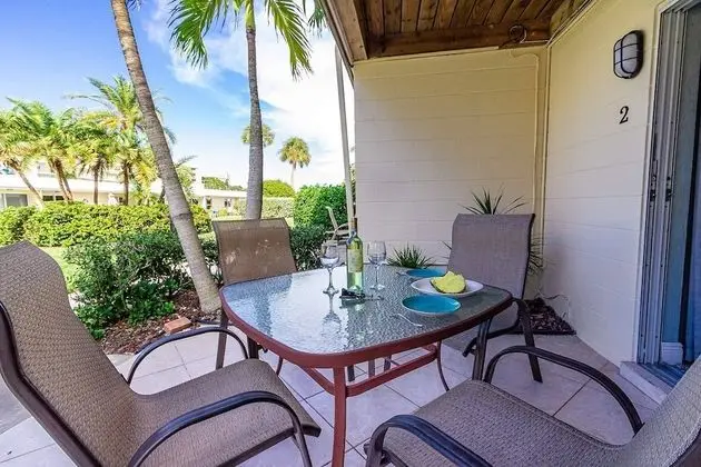 Daire (Jamaica Royale - 2 Townhome Steps To )