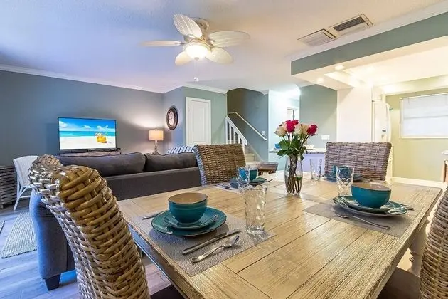 Daire (Jamaica Royale - 2 Townhome Steps To )