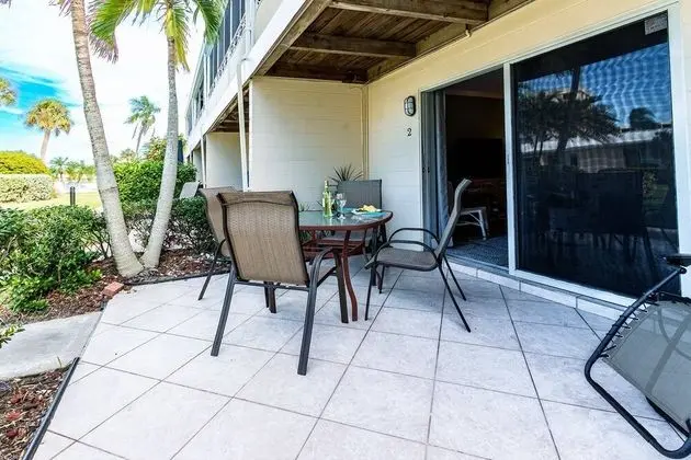 Daire (Jamaica Royale - 2 Townhome Steps To )
