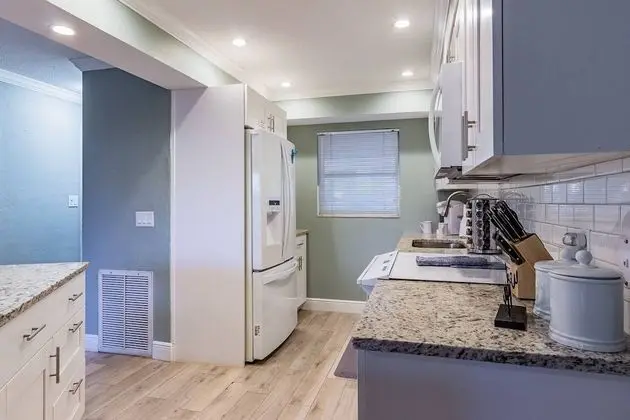 Daire (Jamaica Royale - 2 Townhome Steps To )