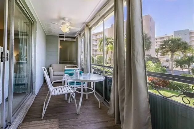 Daire (Jamaica Royale - 2 Townhome Steps To )