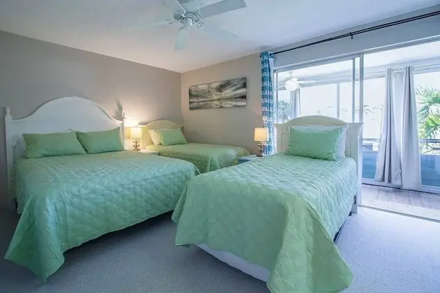 Daire (Jamaica Royale - 2 Townhome Steps To )