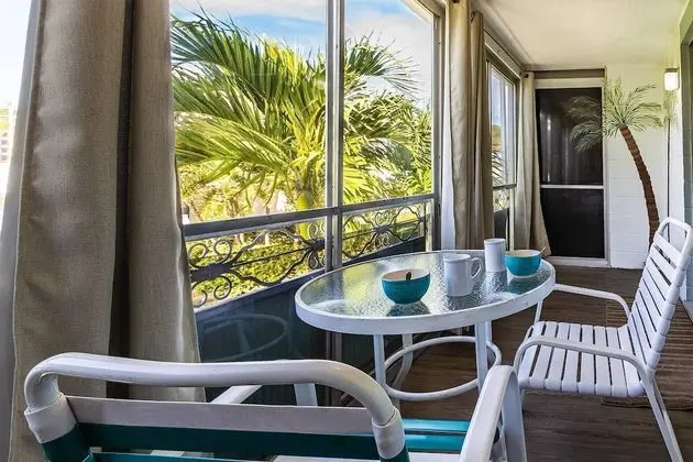 Daire (Jamaica Royale - 2 Townhome Steps To )