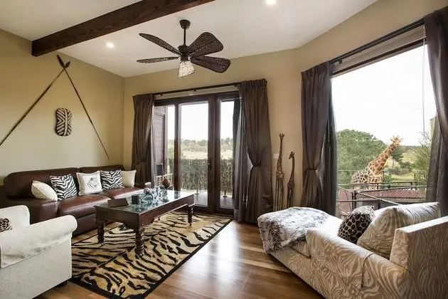 Giraffe Tree House (Check in by 2:30pm)
