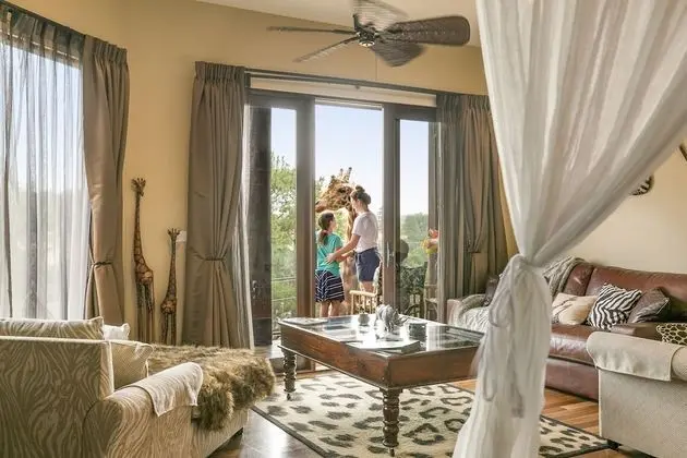 Giraffe Tree House (Check in by 2:30pm)