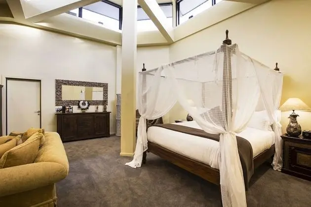 Grand Shark Suite (Shark and Hyena Feeding experience) (Check in by 2:30pm)