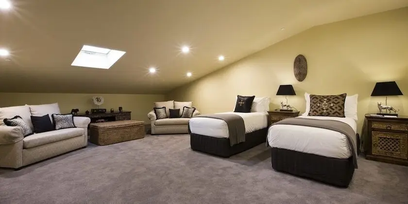 Grand Shark Suite (Shark and Hyena Feeding experience) (Check in by 2:30pm)