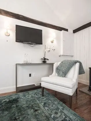Miss Anna James Room