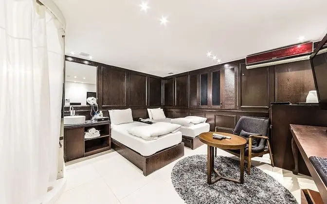 Oda (Deluxe Twin (55 inch TV + luxury matt)