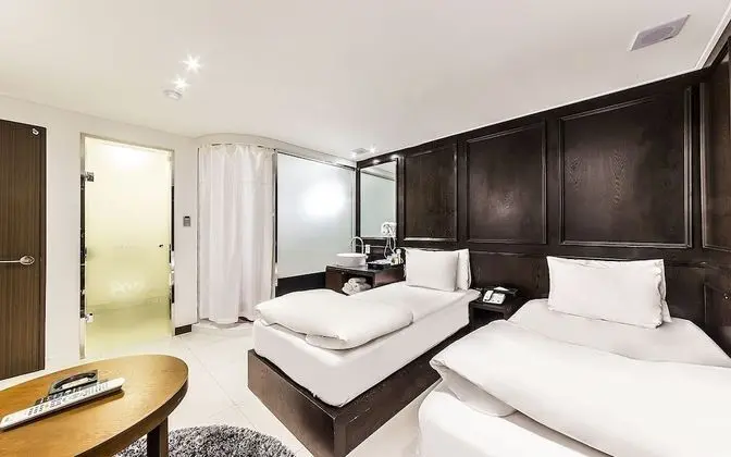 Oda (Deluxe Twin (55 inch TV + luxury matt)