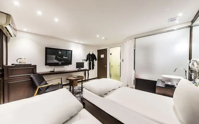 Oda (Deluxe Twin (55 inch TV + luxury matt)