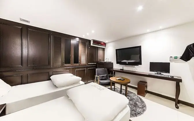 Oda (Deluxe Twin (55 inch TV + luxury matt)