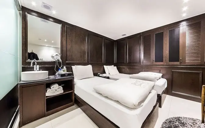 Oda (Deluxe Twin (55 inch TV + luxury matt)