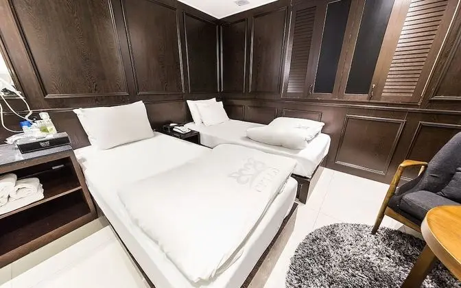 Oda (Deluxe Twin (55 inch TV + luxury matt)