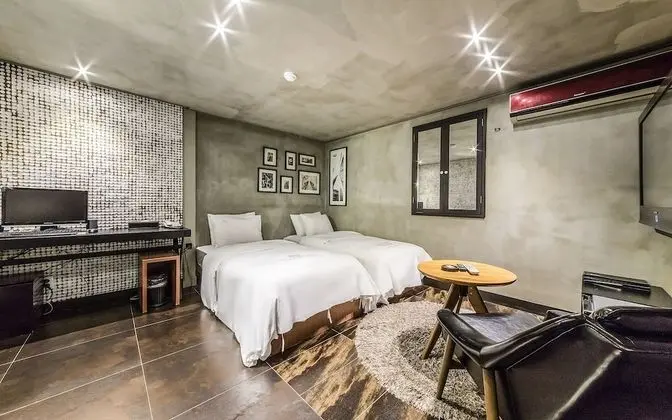 Oda (Deluxe Twin (55 inch TV + luxury matt)