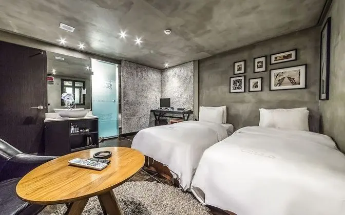 Oda (Deluxe Twin (55 inch TV + luxury matt)