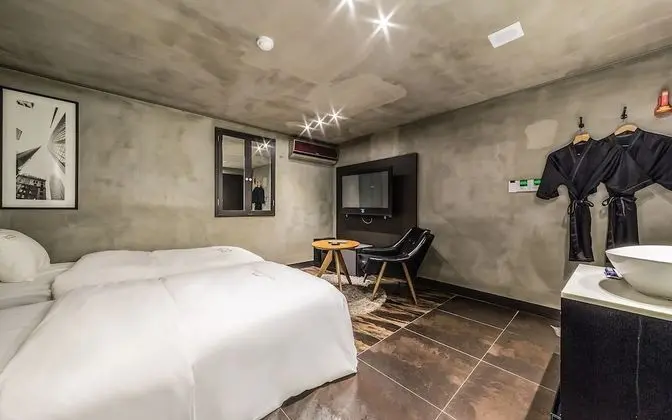 Oda (Deluxe Twin (55 inch TV + luxury matt)