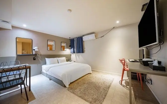 Oda (Deluxe room walk-in only (65-inch TV )