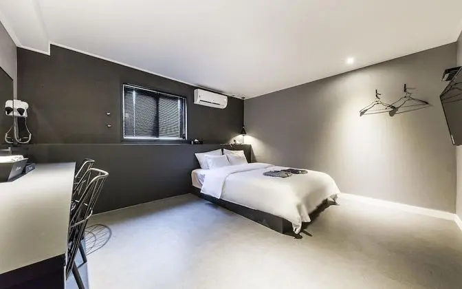 Oda (Deluxe room walk-in only (65-inch TV )