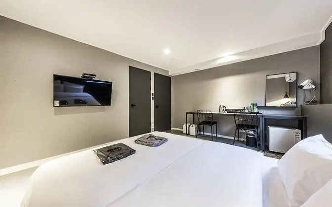 Oda (Deluxe room walk-in only (65-inch TV )