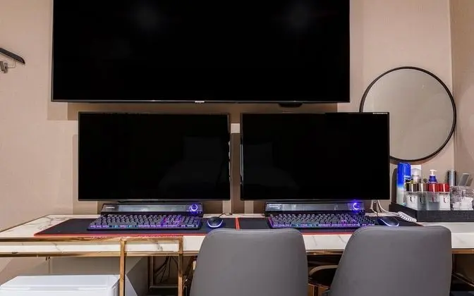 Oda (2 PCs for gaming (Netflix can be watc)