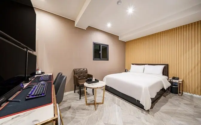 Oda (2 PCs for gaming (Netflix can be watc)