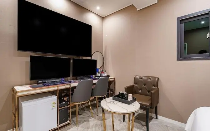 Oda (2 PCs for gaming (Netflix can be watc)