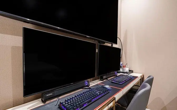 Oda (2 PCs for gaming (Netflix can be watc)