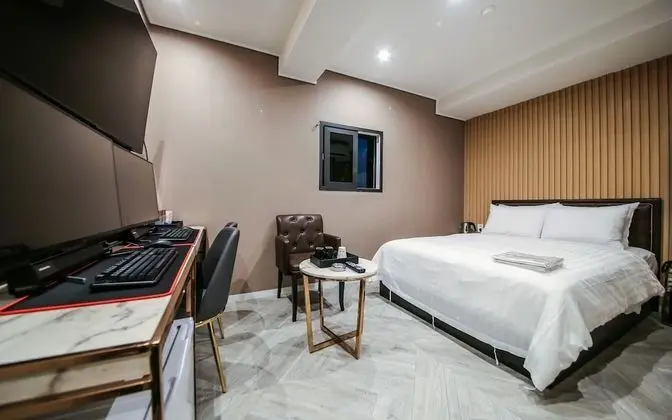 Oda (2 PCs for gaming (Netflix can be watc)