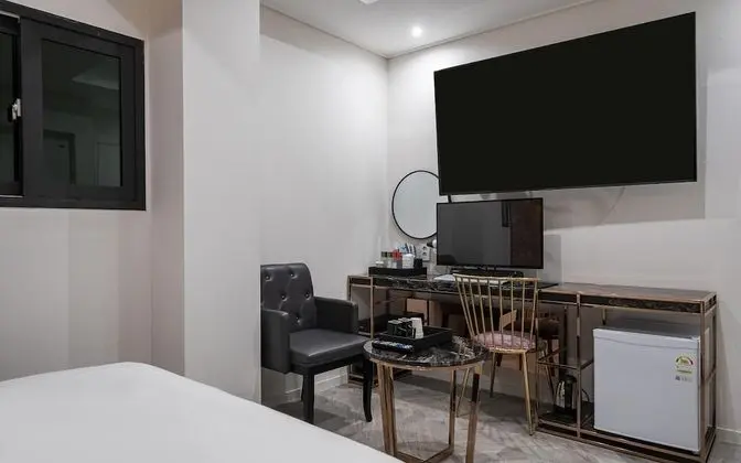 Oda (2 PCs for gaming (Netflix can be watc)